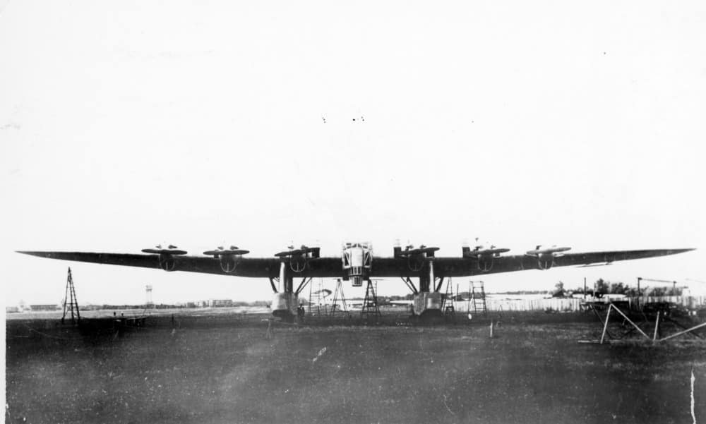 Il vero Kalinin K-7, con i suoi sei motori all'avanguardia e la sua enorme ala che domina l'aeroporto. Archivio del San Diego Air & Space Museum / Wikimedia Commons