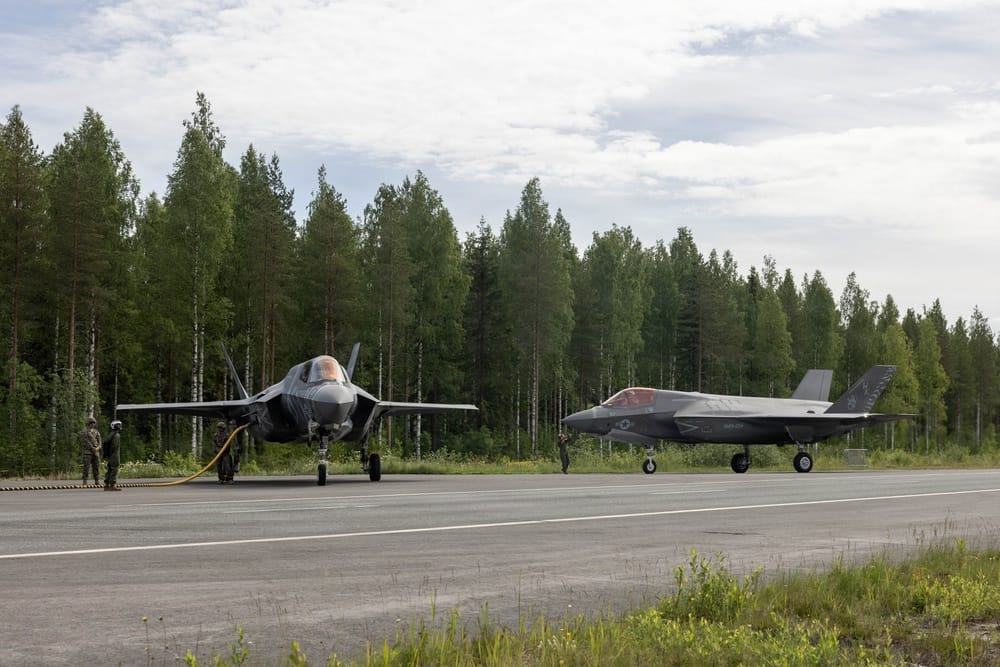 Des Marines font atterrir des F-35B sur une autoroute finlandaise