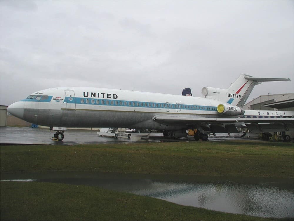 A Boeing 727 trijet in United Airlines colors