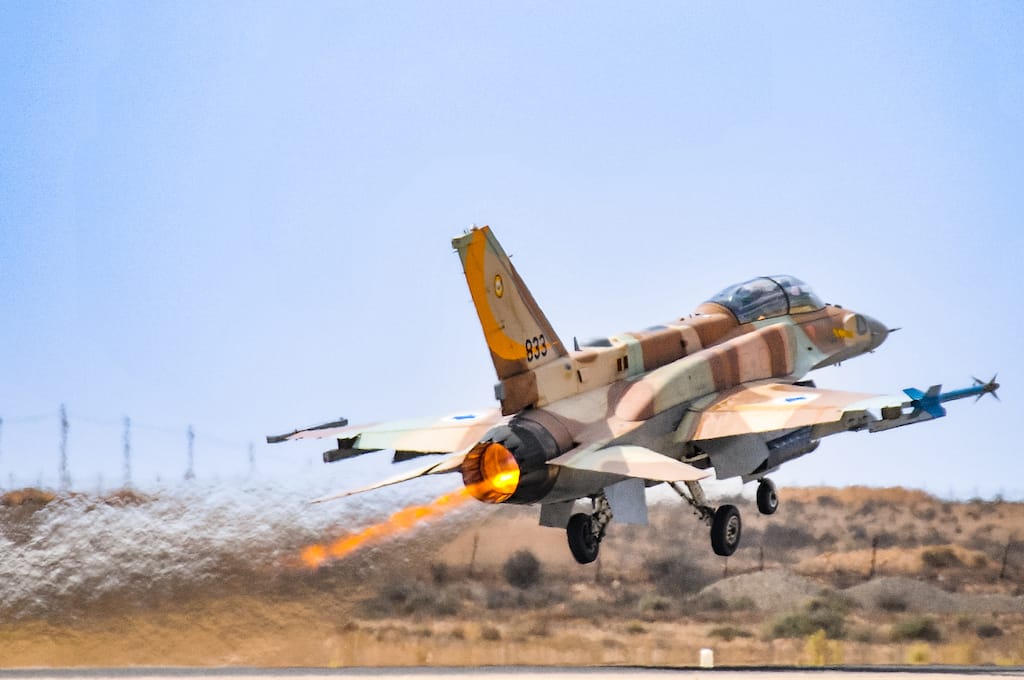 F-16 Fighting Falcon mit beim Start gezündetem Nachbrenner