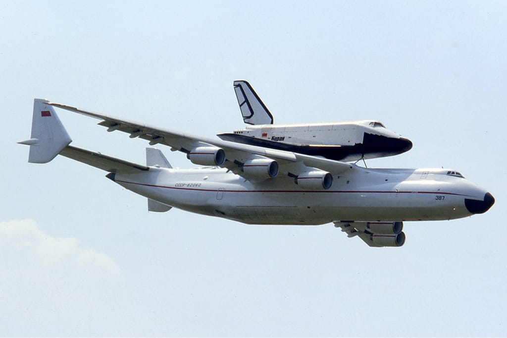 buran-orbiter-an-225-le-bourget-1989