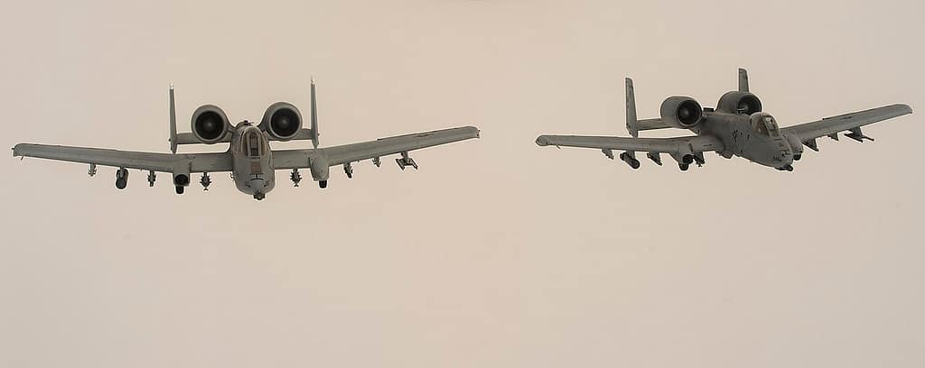 Deux avions d'attaque A-10 Thunderbolt II en vol