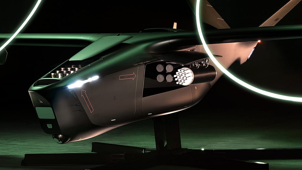 Nahaufnahme des geöffneten Nutzlastraums der Anduril Thunder, die Raketenrohre und Raketen zeigt