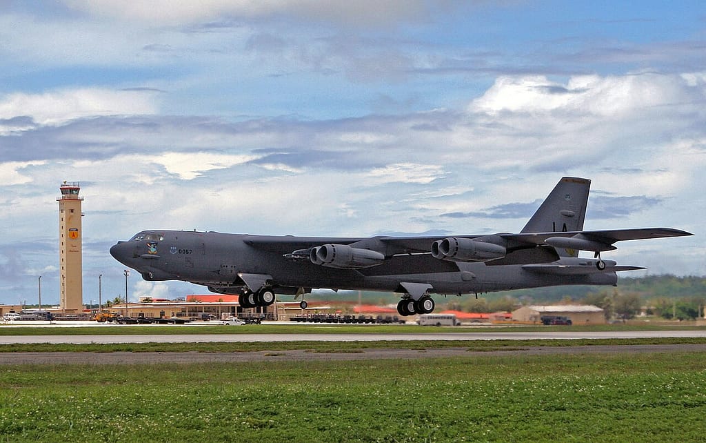 B-52 Stratofortress au décollage