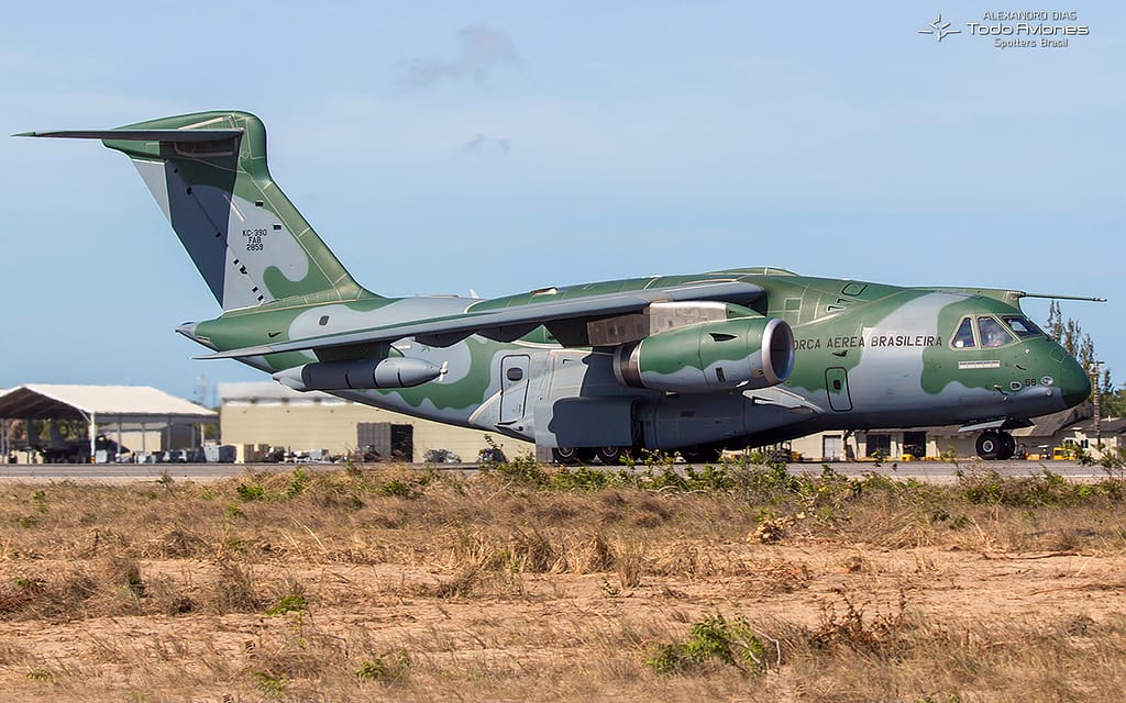 Avión de transporte Embraer C-390 Millennium en vuelo