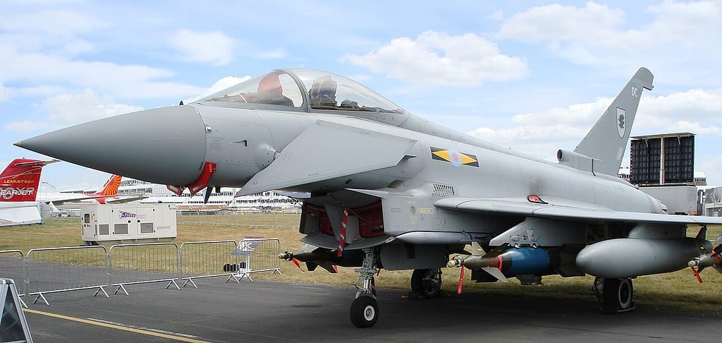 Un Eurofighter Typhoon exposé statiquement au salon aéronautique de Farnborough