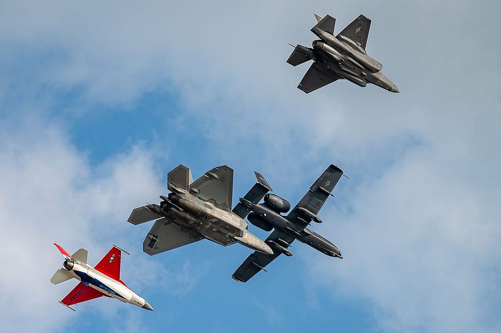 Eine Formation der US-Luftwaffe über der EAA AirVenture Oshkosh