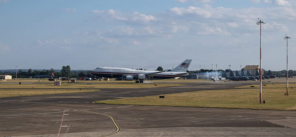 Die neue Air Force One, eine von Katar gespendete Boeing 747-8, landet auf dem RAF-Flugplatz Mildenhall.