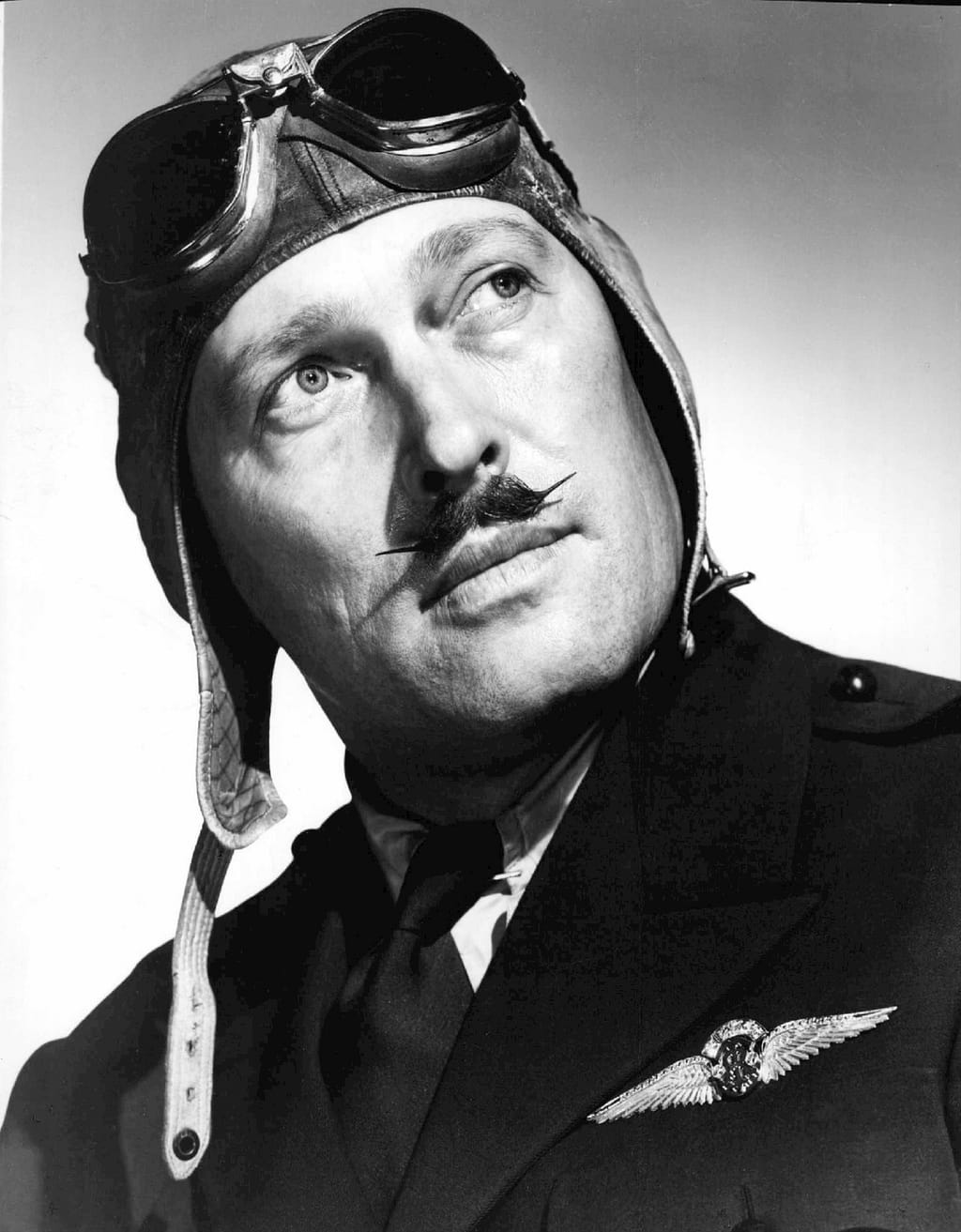 Roscoe Turner con su uniforme diseñado por él mismo.