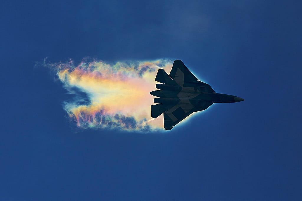 Un Su-57 esegue una virata ad alta accelerazione con un cono di vapore