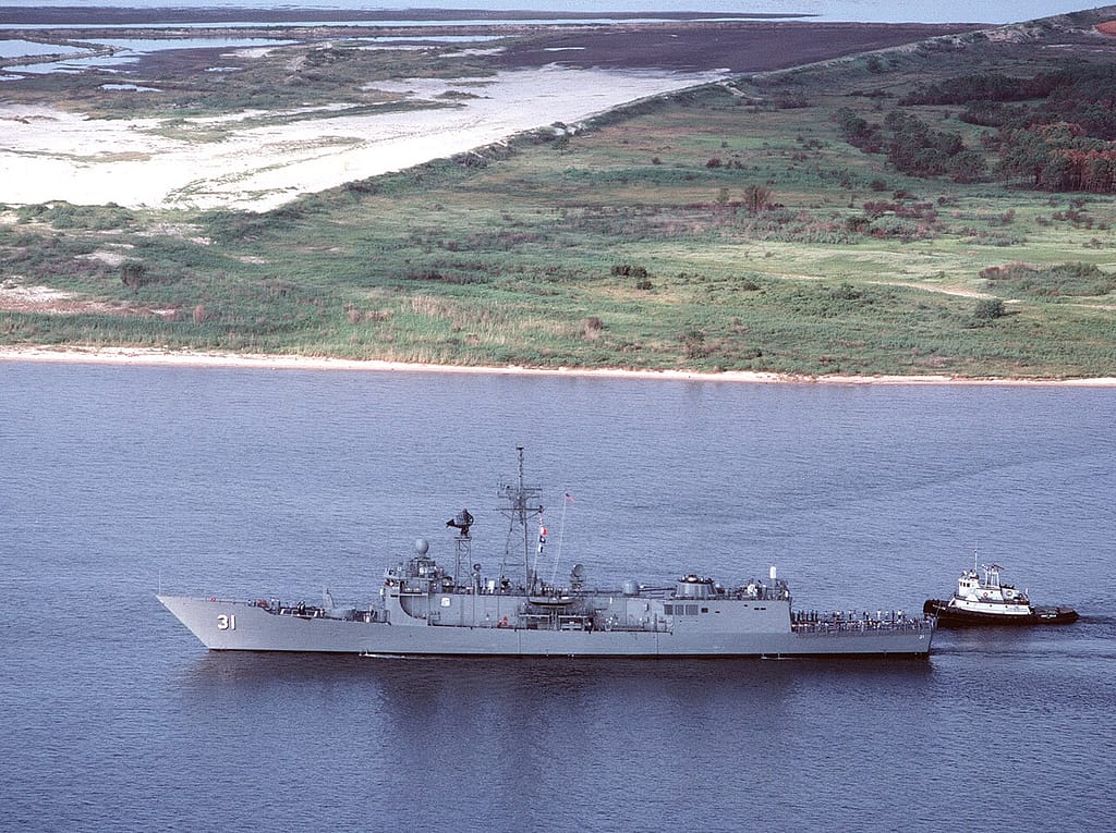Le USS Stark FFG-31 en mer pour des essais le 30 août 1988