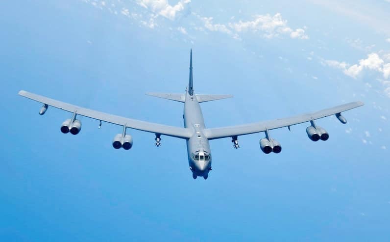 Un B-52H Stratofortress in volo