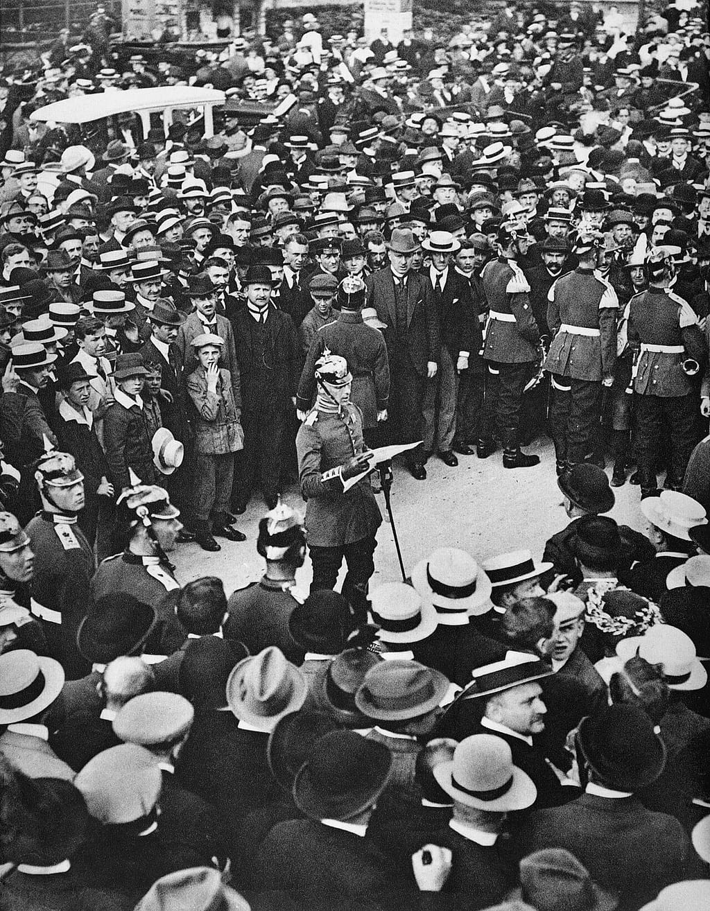 A Berlin crowd listens as a German officer reads the Kaiser&rsquo;s mobilisation order on 1 August 1914