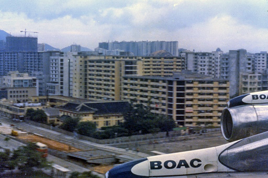 BOAC 707 on approach