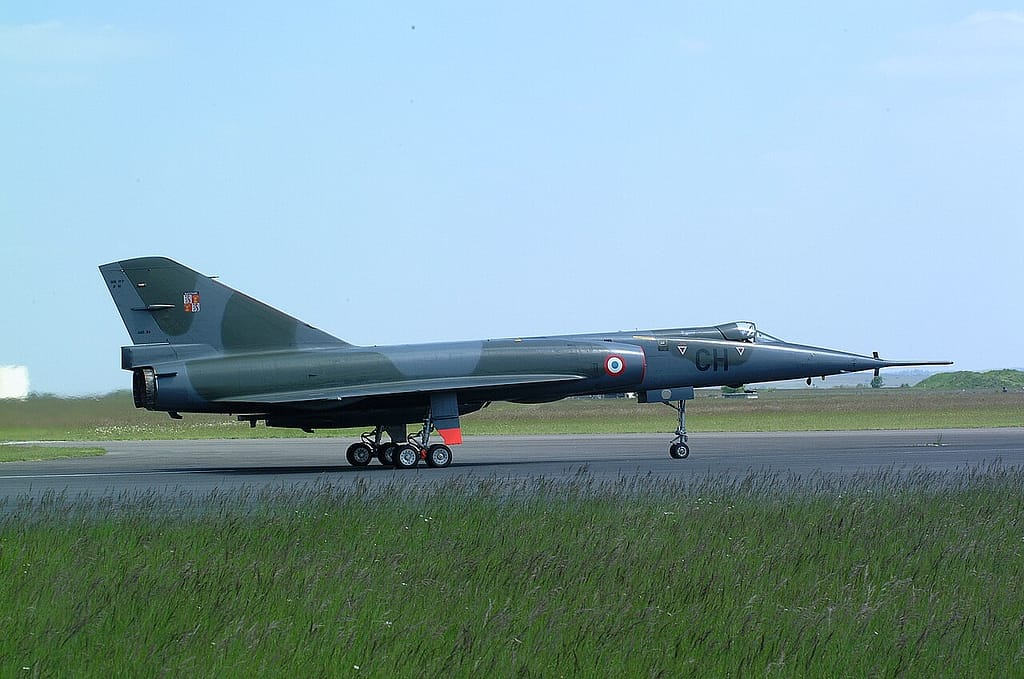 Bombardero nuclear francés Dassault Mirage IV en vuelo