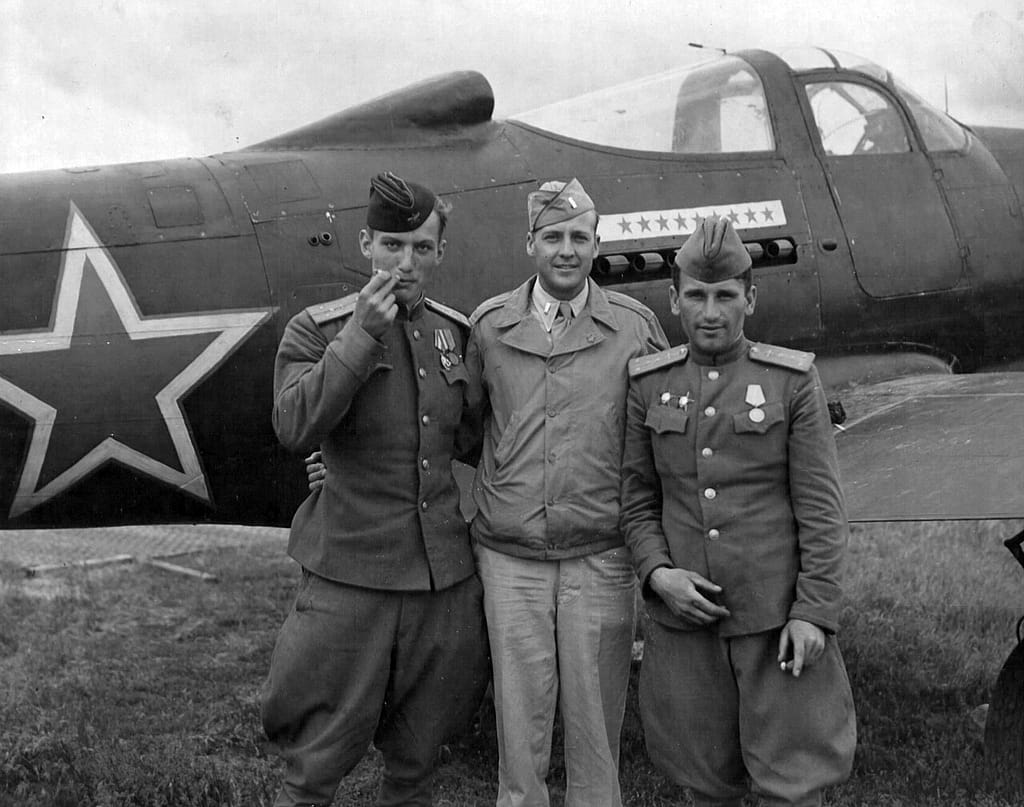 American and Soviet pilots with a P-39Q Airacobra