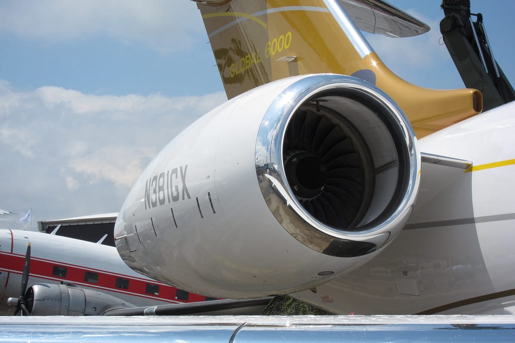Eine Rolls-Royce BR710-Triebwerksgondel an einer Bombardier Global 6000