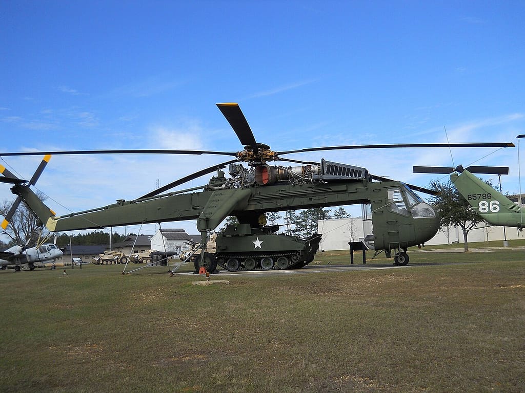 A CH-54 Tarhe Skycrane lifting a vehicle