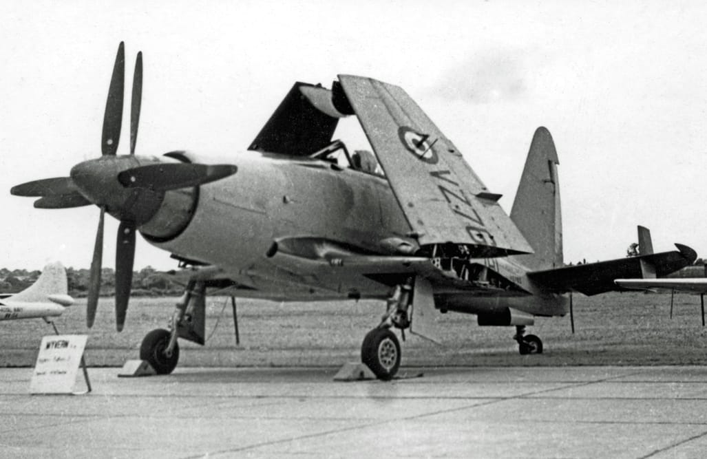 Un Westland Wyvern S.4, con sus hélices contrarrotatorias y alas plegadas visibles.