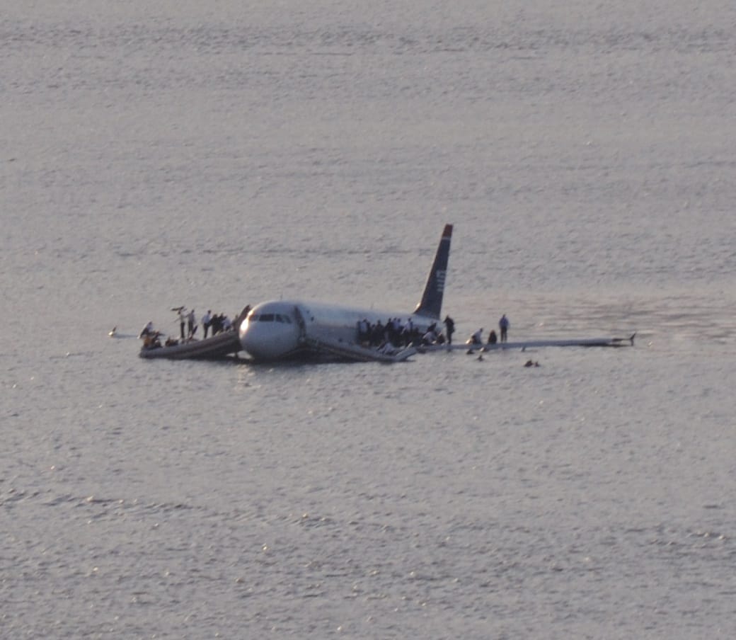 Il volo US Airways 1549 nel fiume Hudson dopo un ammaraggio di emergenza.