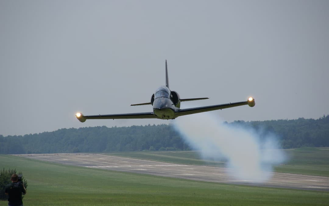 ¿En qué lugares se pueden realizar paseos en aviones de combate?
