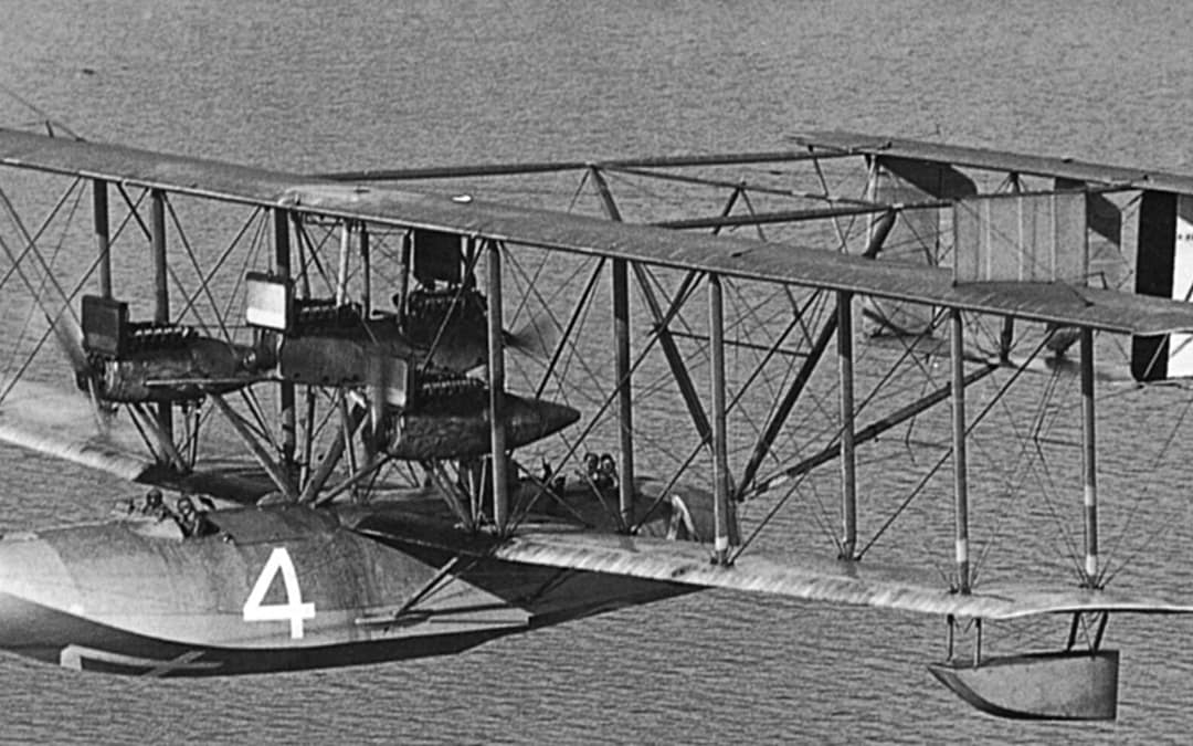 El primer vuelo transatlántico no fue el de Lindbergh, sino el del NC-4 en 1919.