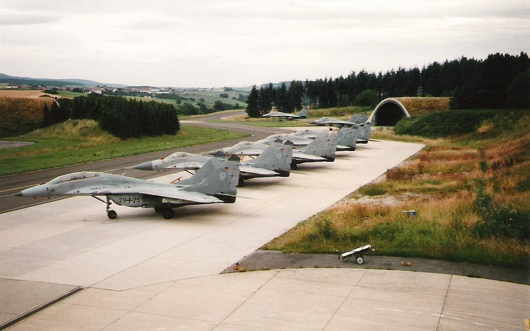 MiG-29 kicks F/A-18s ass :)