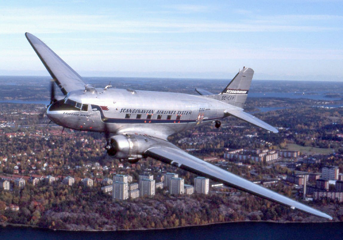 douglas-dc-3-l'aereo-che-ha-reso-redditizie-le-compagnie-aeree Il Douglas DC-3: l'aereo che ha reso economicamente sostenibile l'aviazione commerciale e che vola ancora oggi.