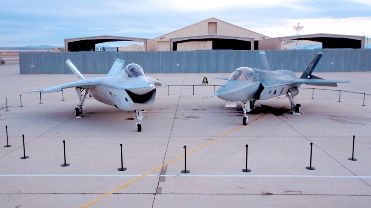Prototipos del Boeing X-32 y del Lockheed Martin X-35 Joint Strike Fighter, ambos en competición.