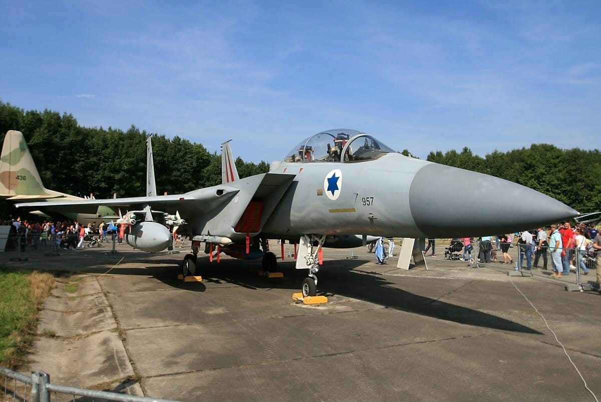 F-15 Baz 957 dans un hangar, l'aile droite complètement arrachée suite à une collision en vol