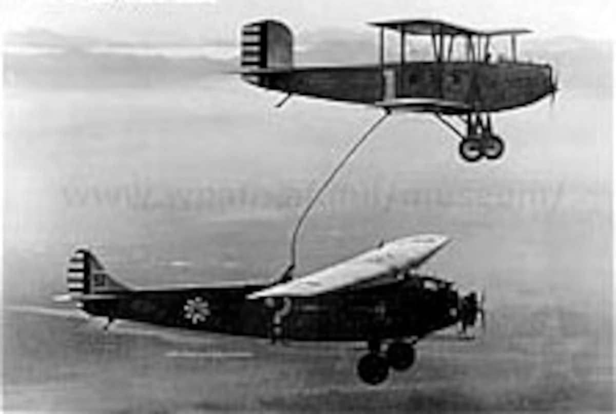 The Fokker C-2A Question Mark refueled in flight by a Douglas C-1, January 1929