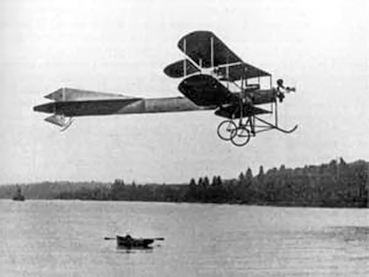 Armand Dufaux survolant le lac Léman aux commandes du biplan Dufaux 4 le 28 août 1910