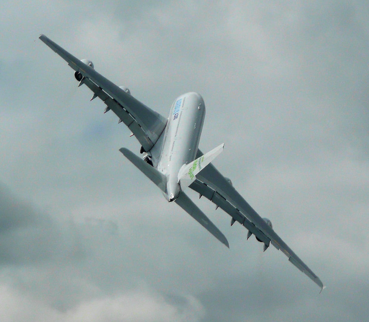 farnborough-airshow-a380-flying-display