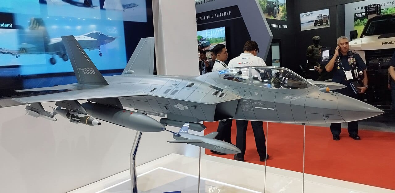 Aereo da combattimento sudcoreano KAI KF-21 Boramae in volo.