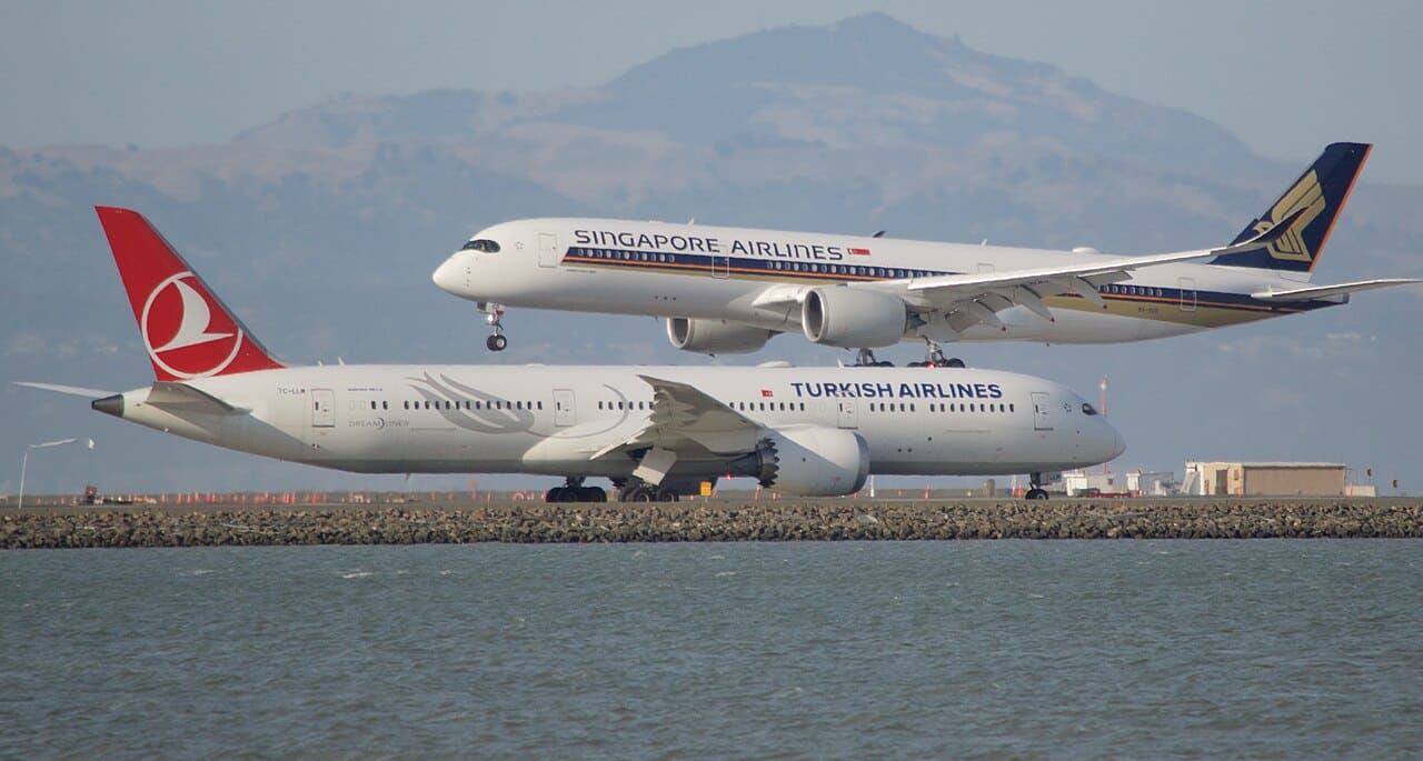 A Singapore Airlines Airbus A350 and a Turkish Airlines Boeing 787 at San Francisco, symbolising the Airbus-Boeing rivalry