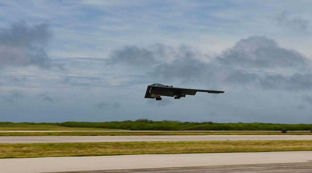B-2 Spirit Stealth-Bomber startet