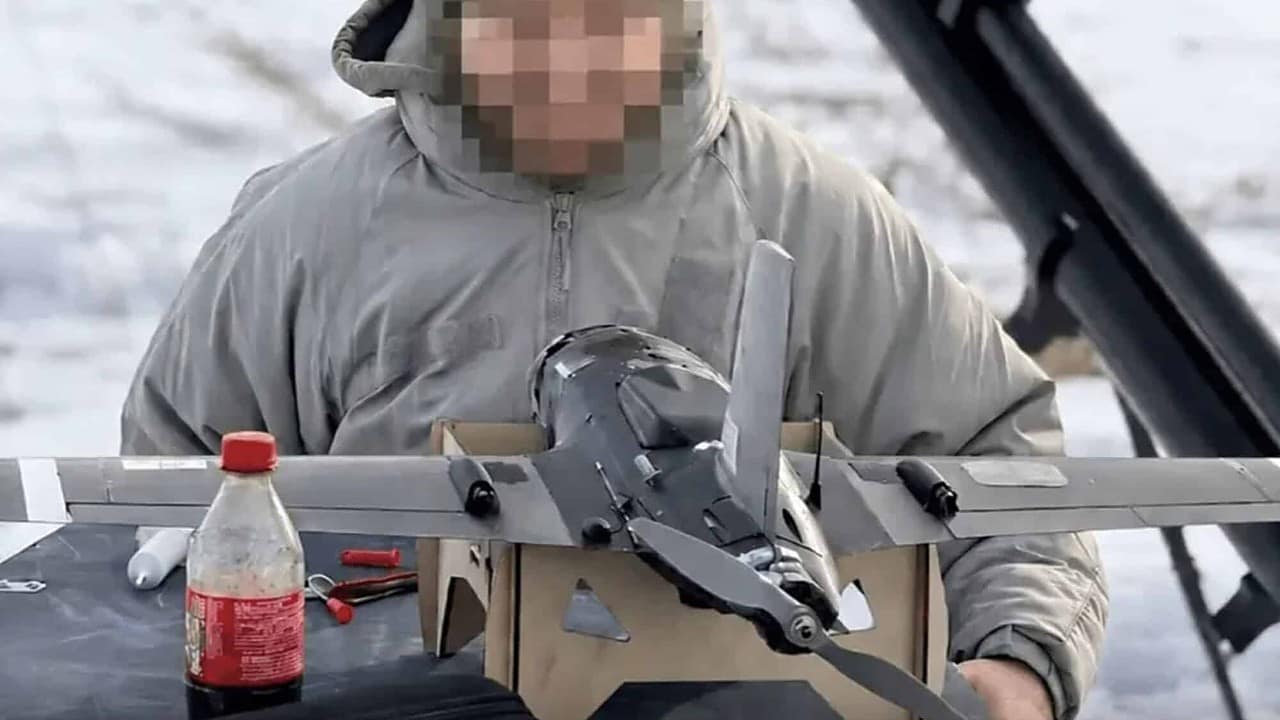 Un drone intercettore autonomo ad ala fissa della MaXon Systems, del tipo utilizzato nelle prime intercettazioni autonome drone-su-drone sull'oblast' di Kharkiv.