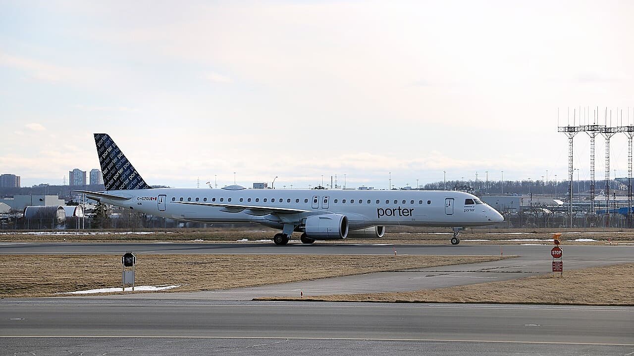Eine Embraer E195-E2 der Porter Airlines in Porter-Lackierung, der ersten Fluggesellschaft am Flughafen Montreal Metropolitan (MET).