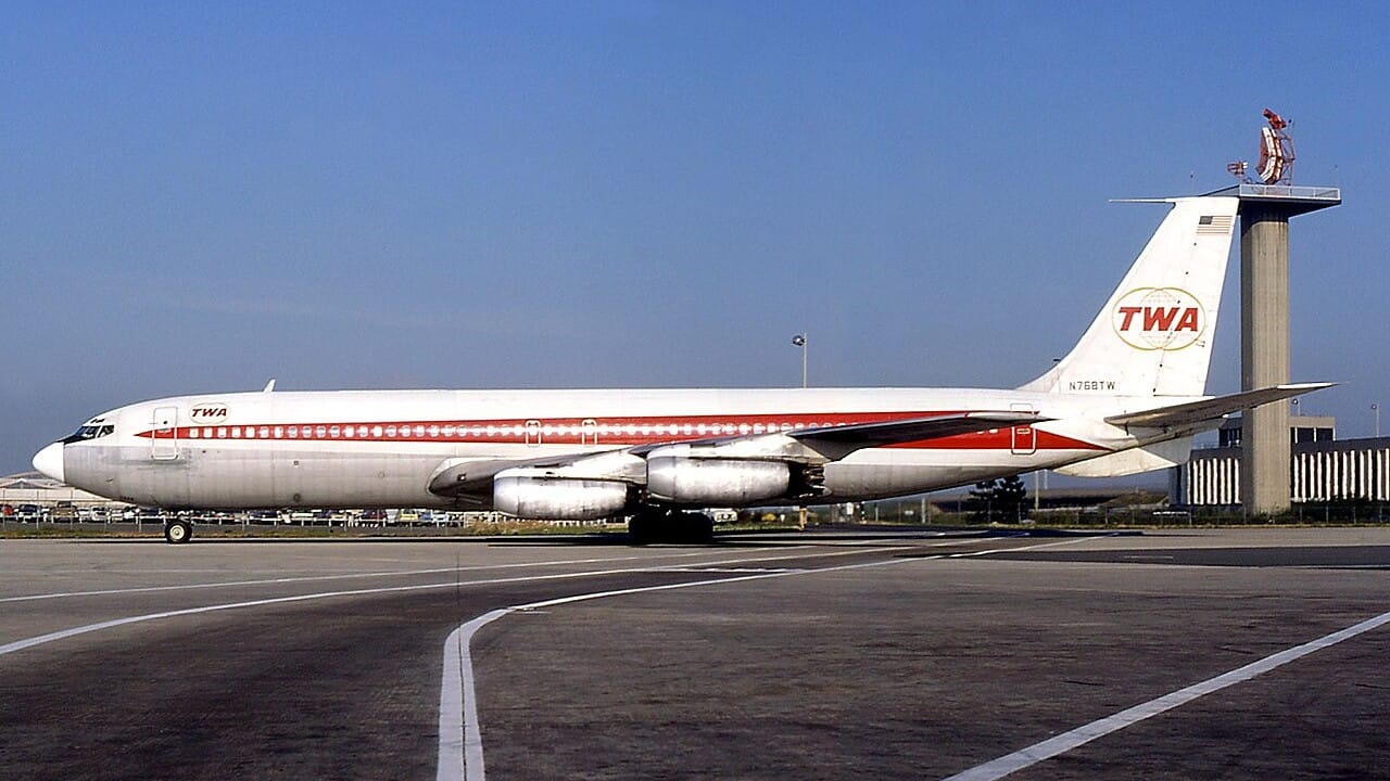 Eine Boeing 707 der Trans World Airlines in klassischer TWA-Lackierung, jenes Flugzeugtyps, der die Kollision in der Luft bei Carmel 1965 überstand.