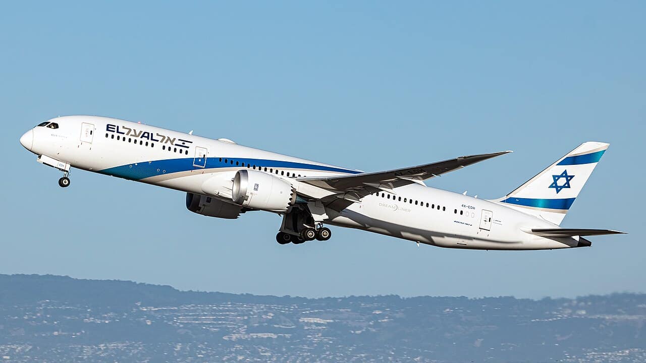 An El Al Boeing 787-9 Dreamliner at San Francisco International Airport