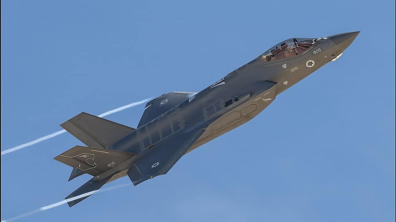 F-35I Adir-Kampfjet der israelischen Luftwaffe im Kurvenflug, mit Davidstern-Kokarden
