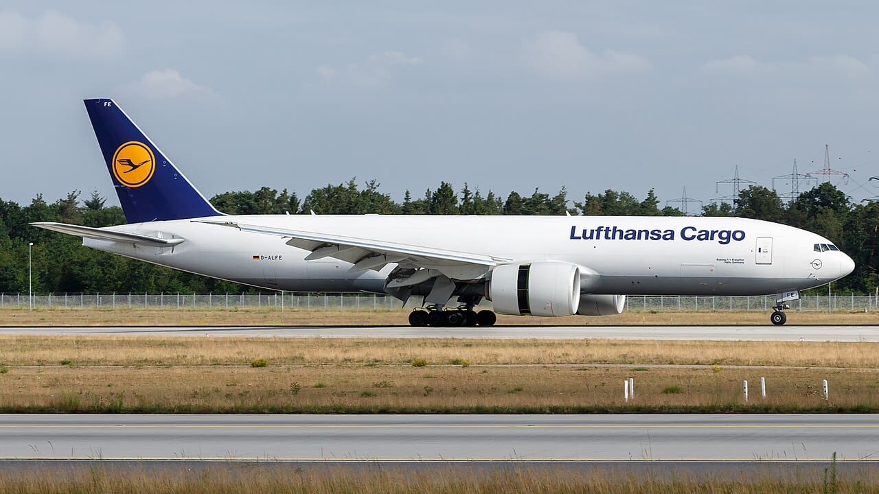 Lufthansa Cargo Boeing 777F in Frankfurt Eine Boeing 777F der Lufthansa Cargo am Flughafen Frankfurt