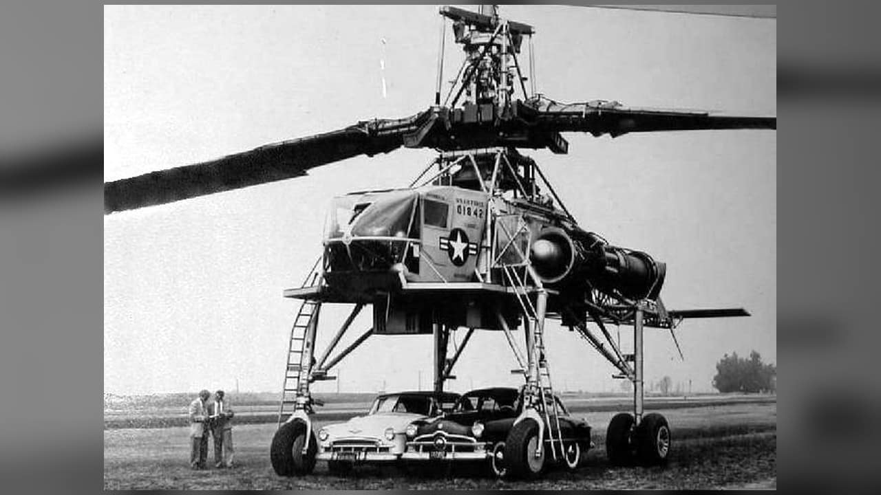 L'hélicoptère géant Hughes XH-17 avec deux voitures garées en dessous