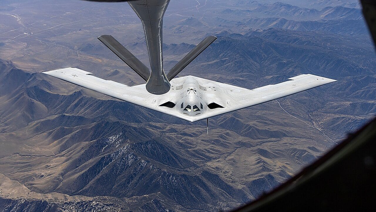 B-21 Raider KC-135 Rifornimento in volo Edwards