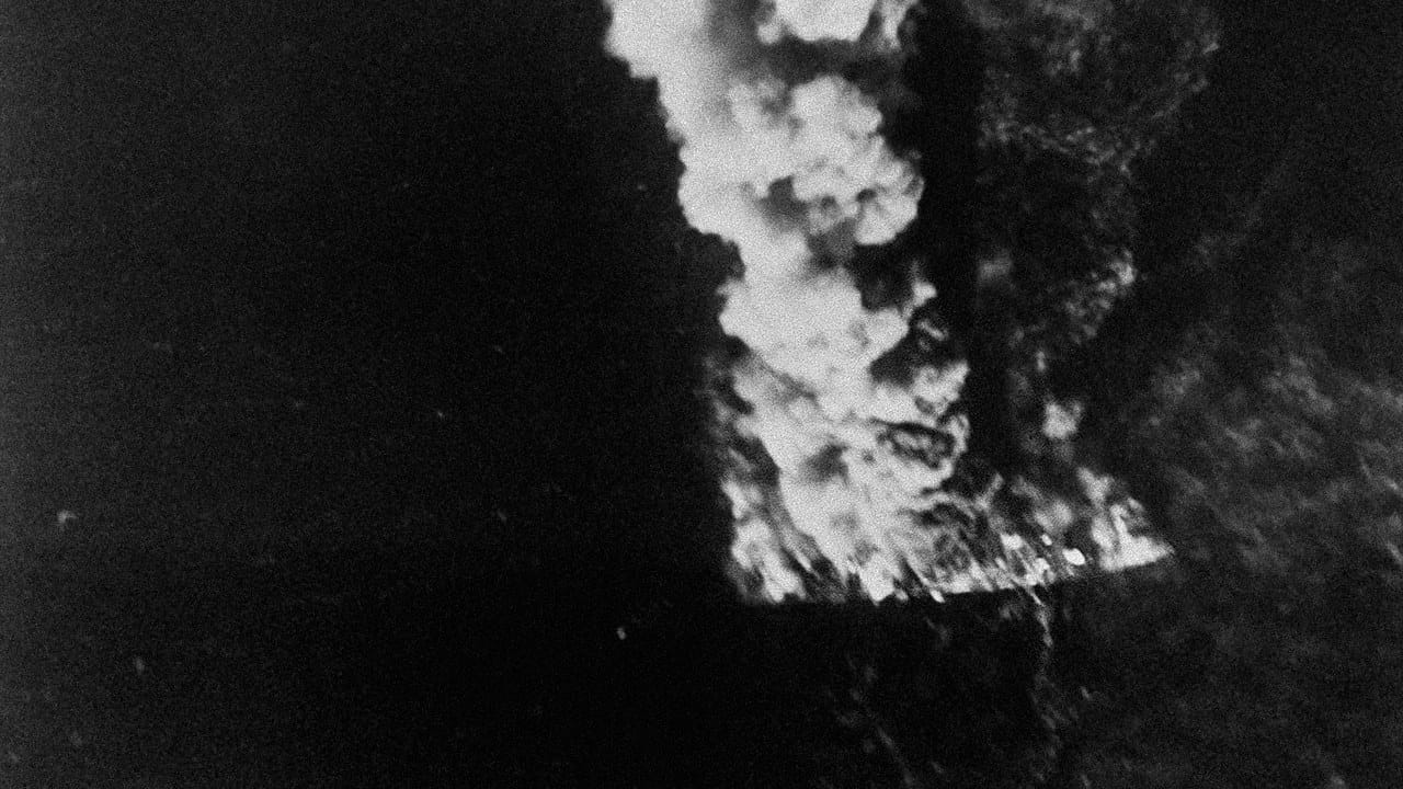 La frégate iranienne Sahand en feu après des frappes américaines lors de l'opération Praying Mantis, 1988
