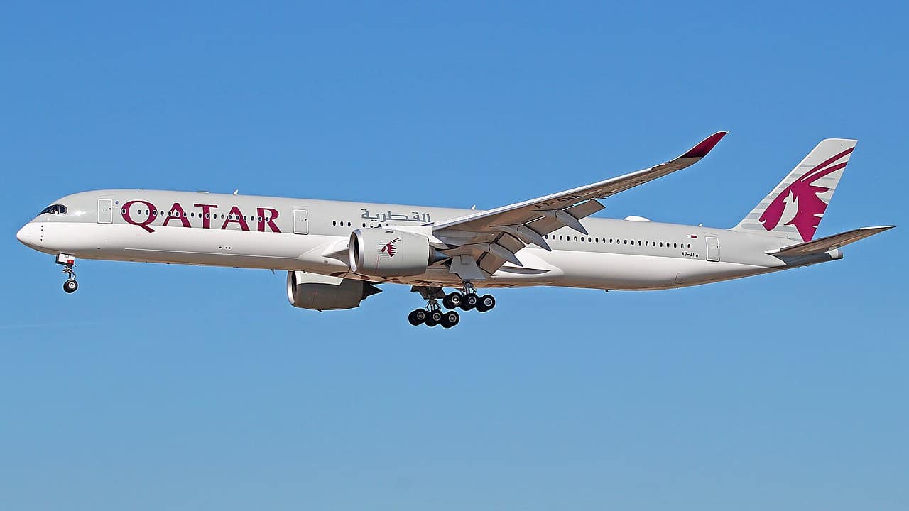 Aereo di linea bimotore Airbus A350 in volo su una rotta ETOPS.