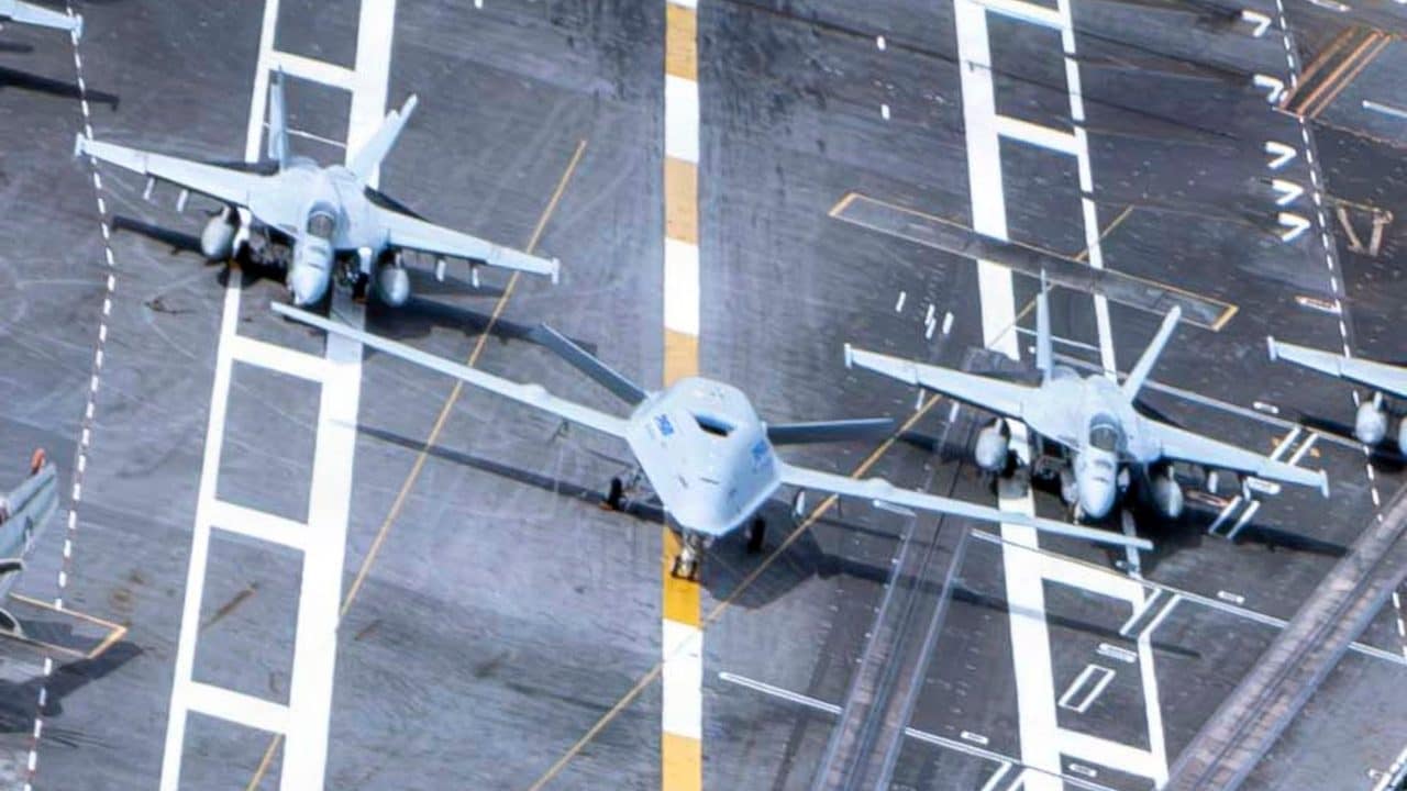 Cubierta del USS Nimitz con MQ-25 T1 Stingray