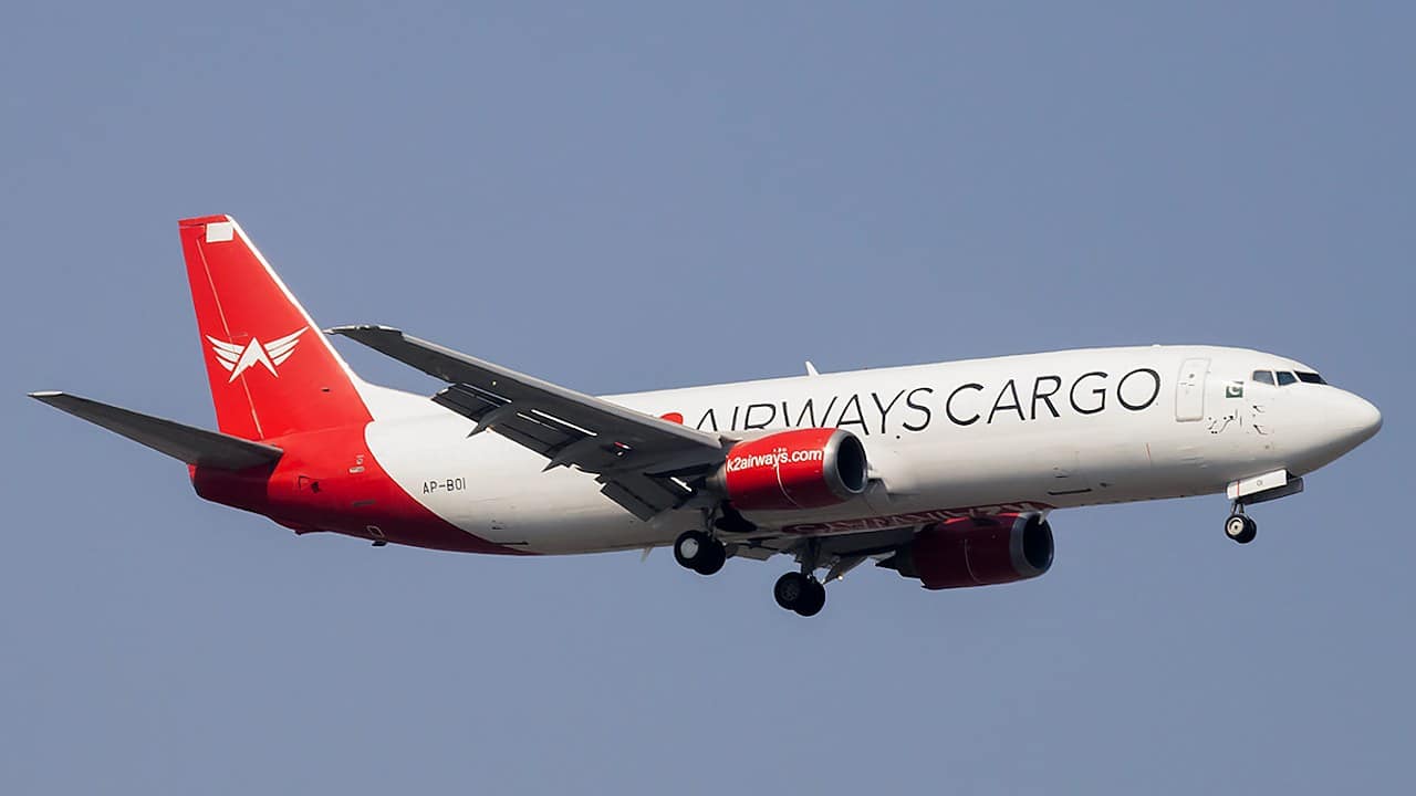 Le Boeing 737-400 cargo de K2 Airways, immatriculé AP-BOI, en vol