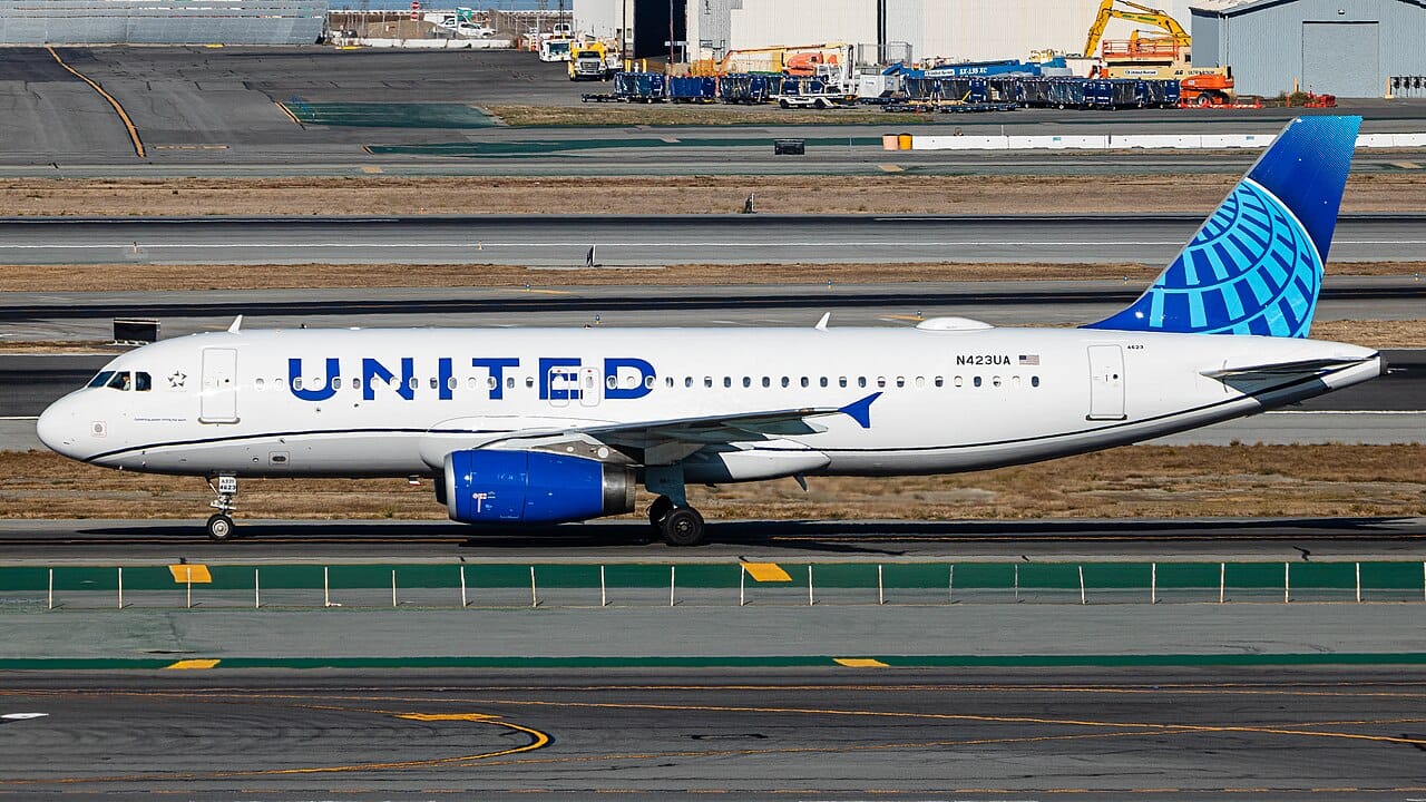 white-airliner-livery-a320