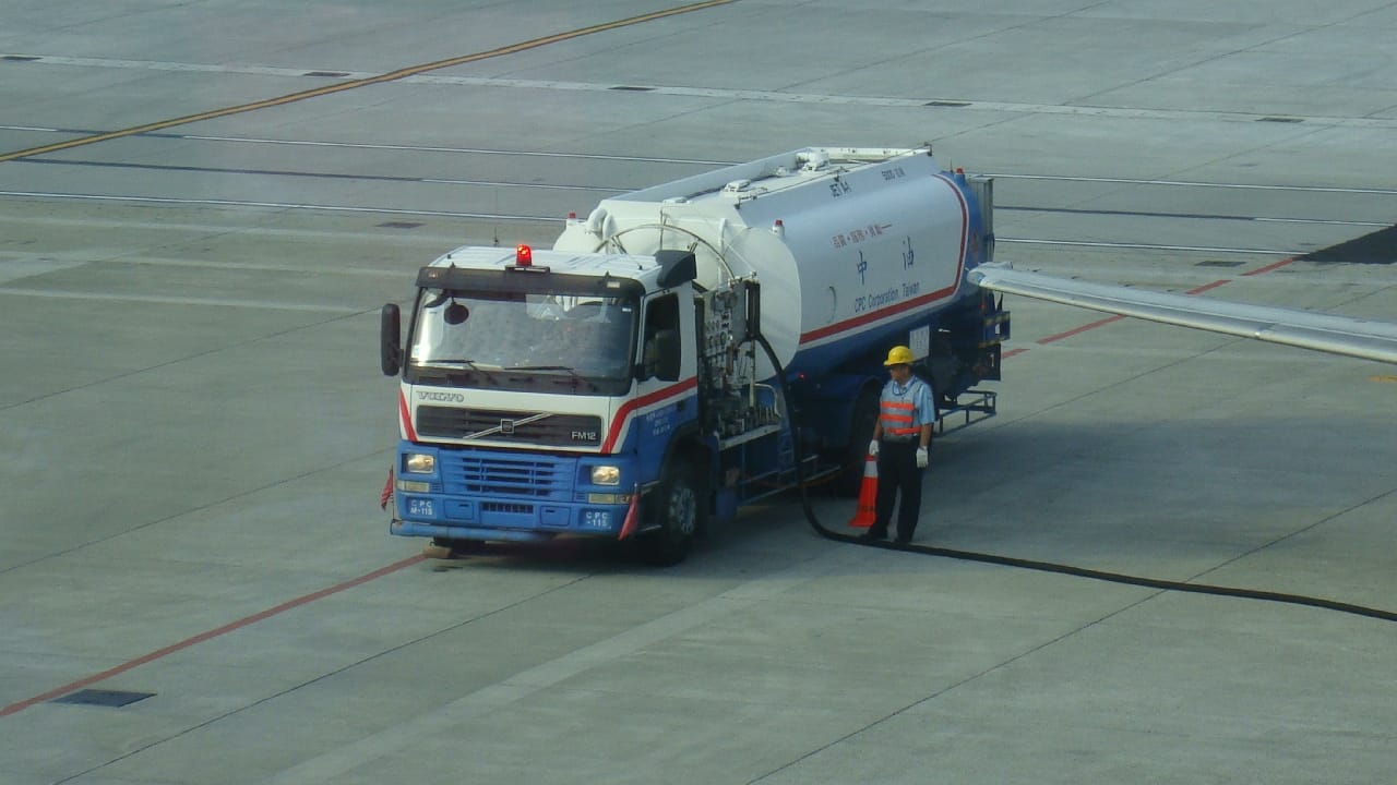 Camión cisterna de combustible de aviación en un aeropuerto